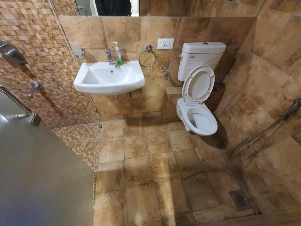 Homestays At Rajhans Belliza Near Airport Сурат Екстериор снимка